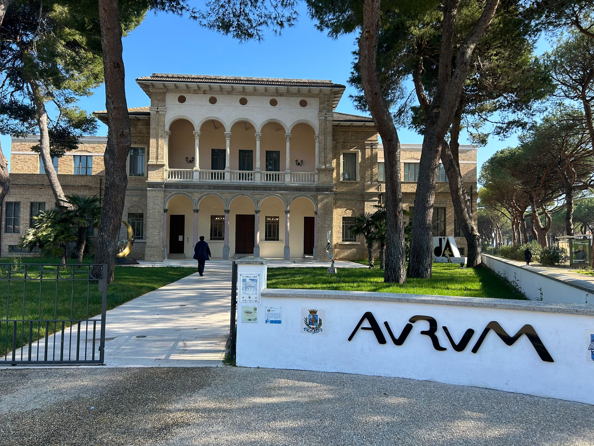 Aurum di Pescara, vista frontale con scritta