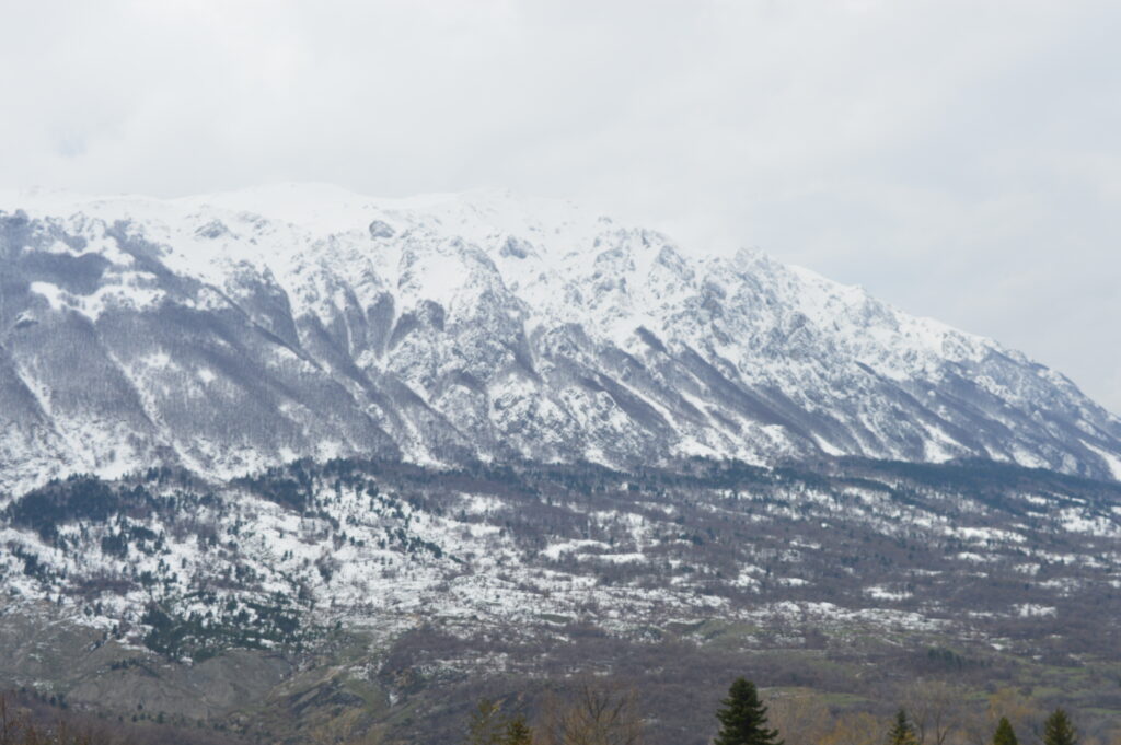 Sant'Eufemia: vista dal balcone sulle montagne