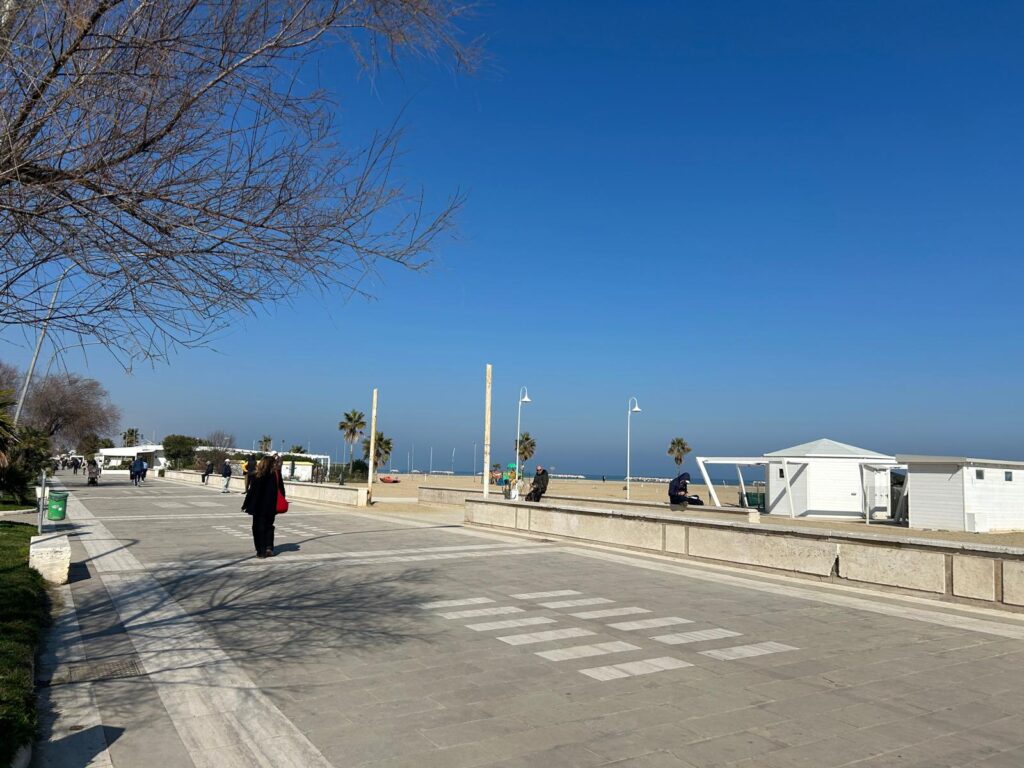 Passeggiata sul lungomare di Pescara con vista sulla spiaggia