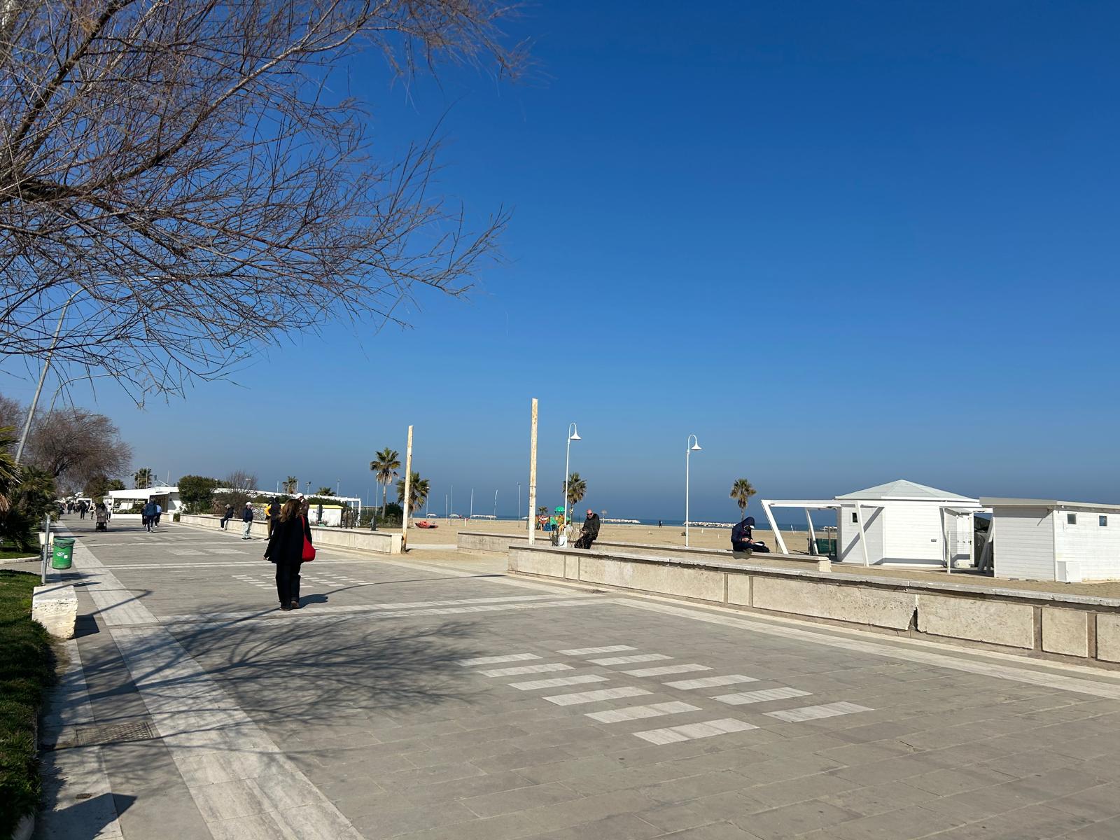 Passeggiata sul lungomare di Pescara con vista sulla spiaggia