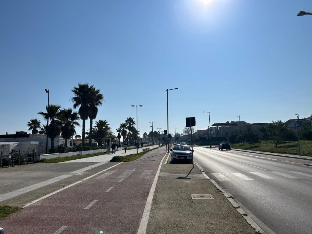 Pista ciclabile sul lungomare di Pescara con palme