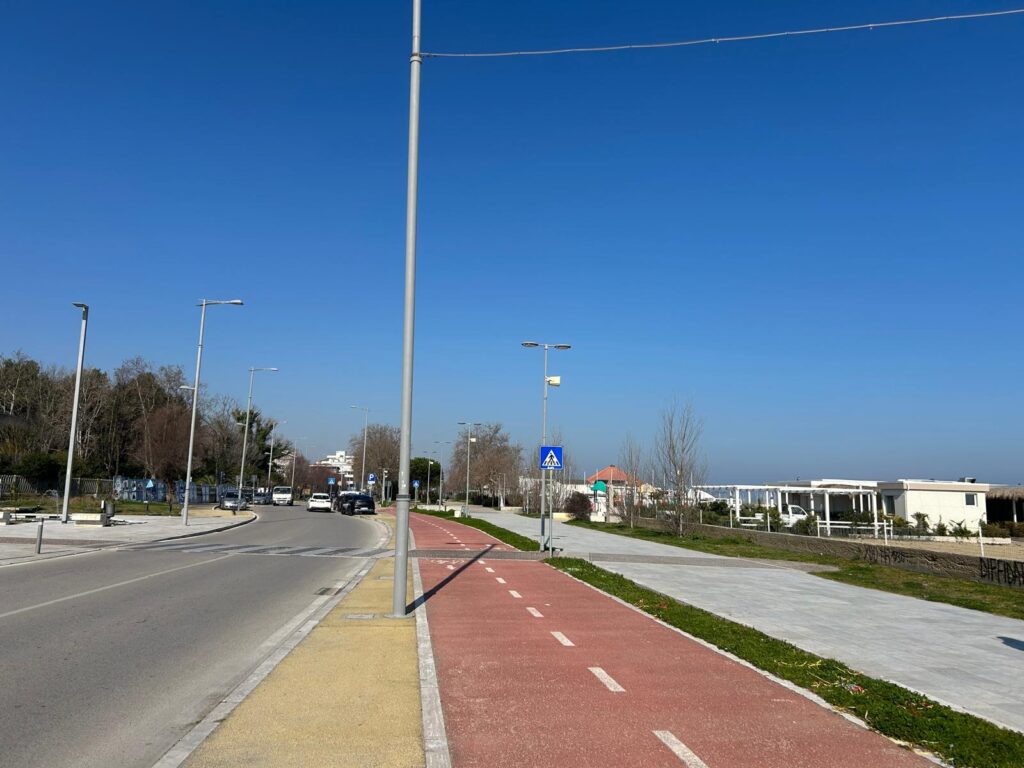 Pista ciclabile di Pescara lungo la strada costiera