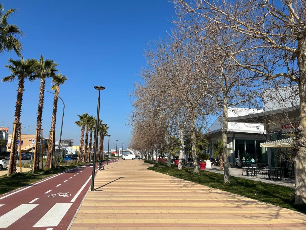 Lungomare di Porta Nuova a Pescara con pista ciclabile