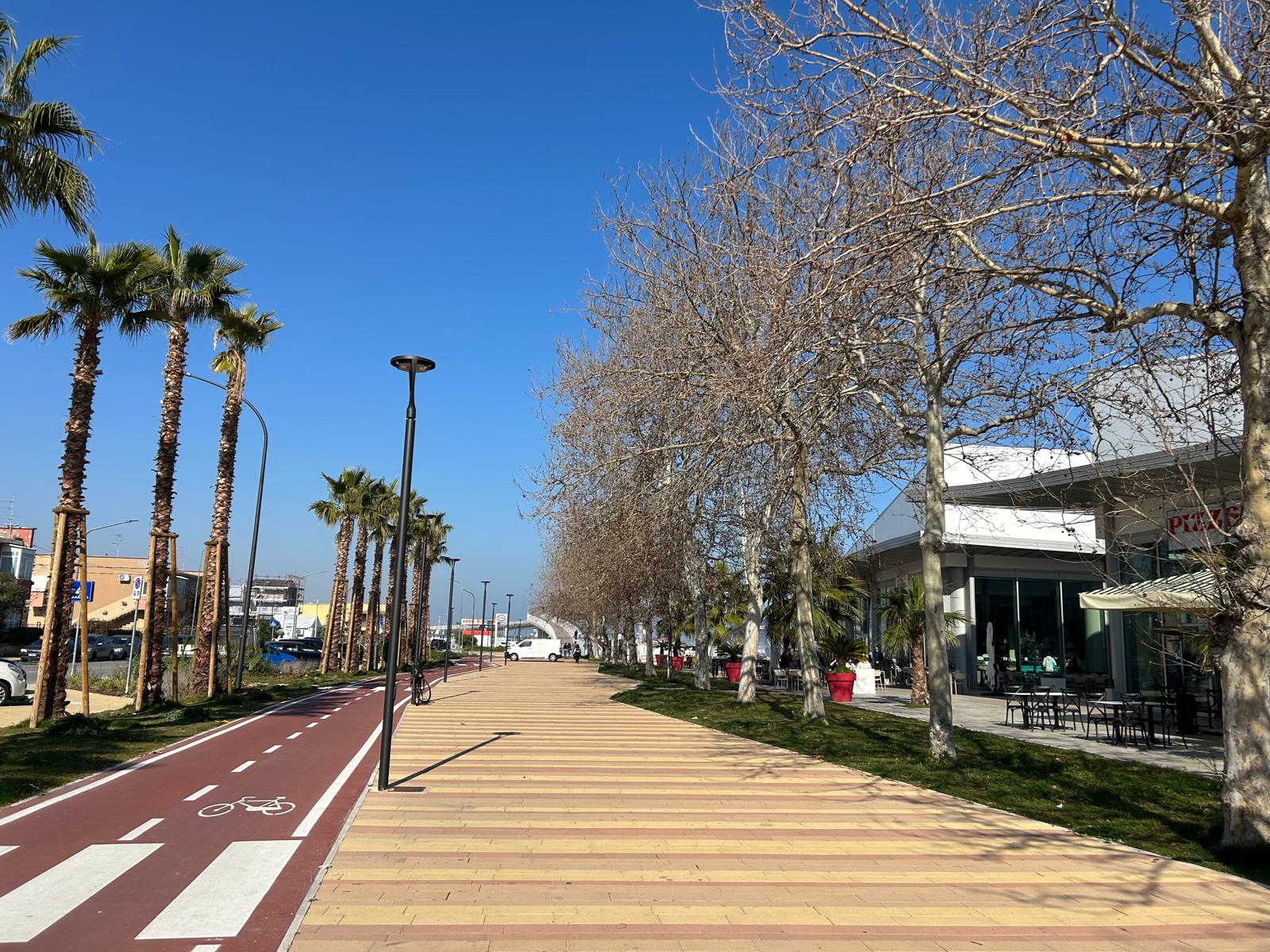 Lungomare di Porta Nuova a Pescara con pista ciclabile