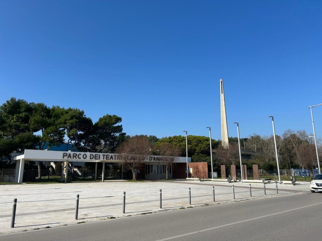 Parco dei Teatri Flaiano e D’Annunzio con obelisco e area verde