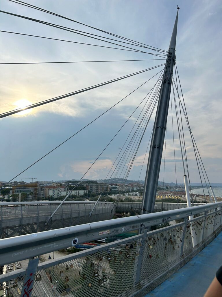 Ponte del Mare di Pescara visto dall’alto con panorama sulla costa