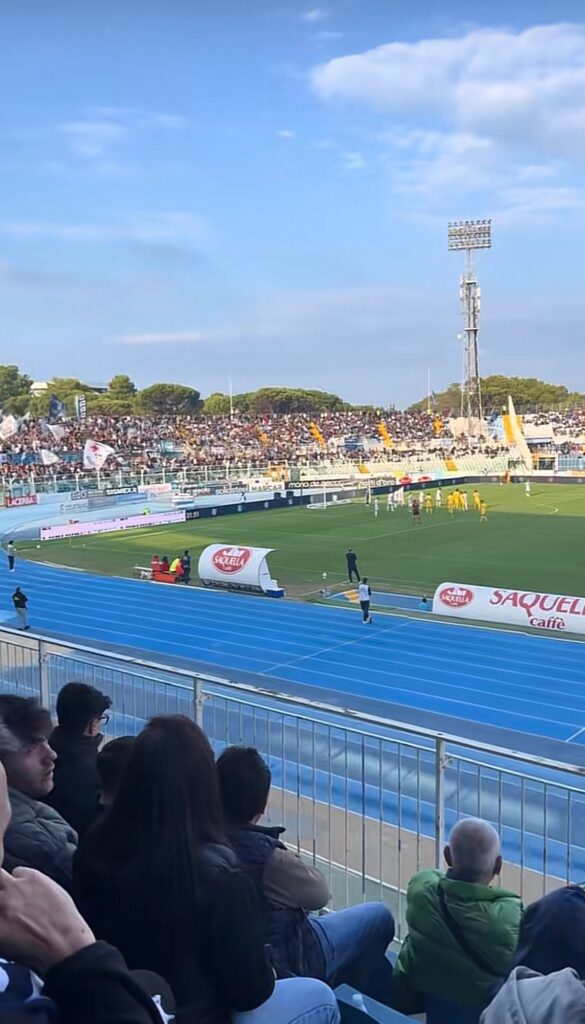Partita allo Stadio Adriatico di Pescara con pubblico sugli spalti