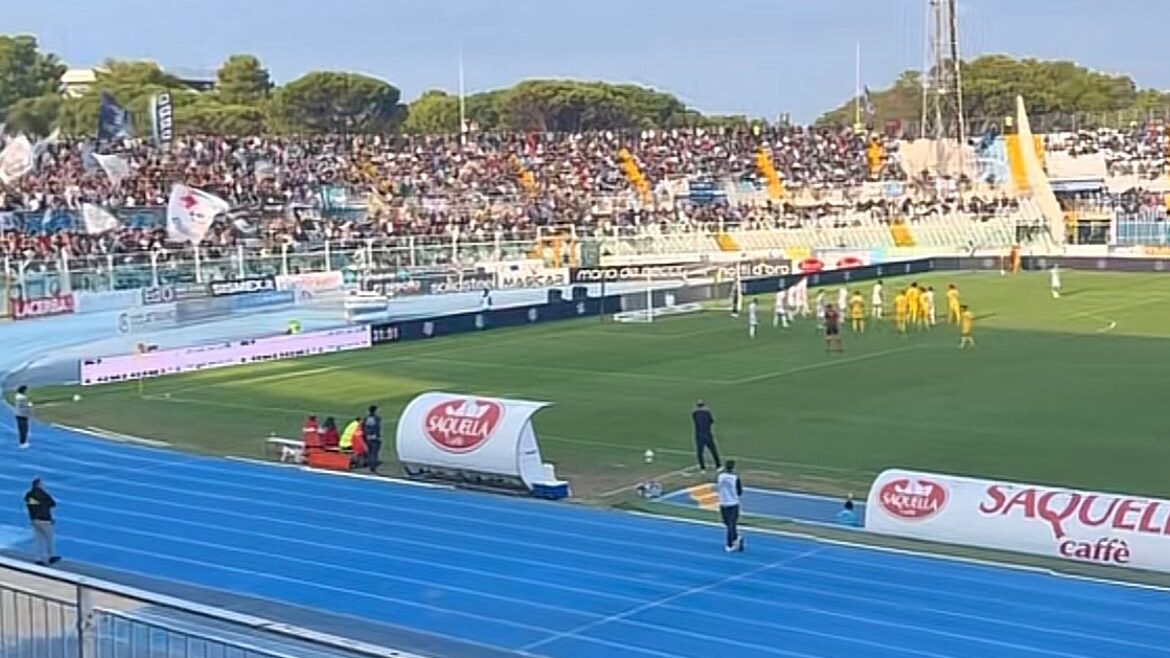 Partita allo Stadio Adriatico di Pescara con pubblico sugli spalti