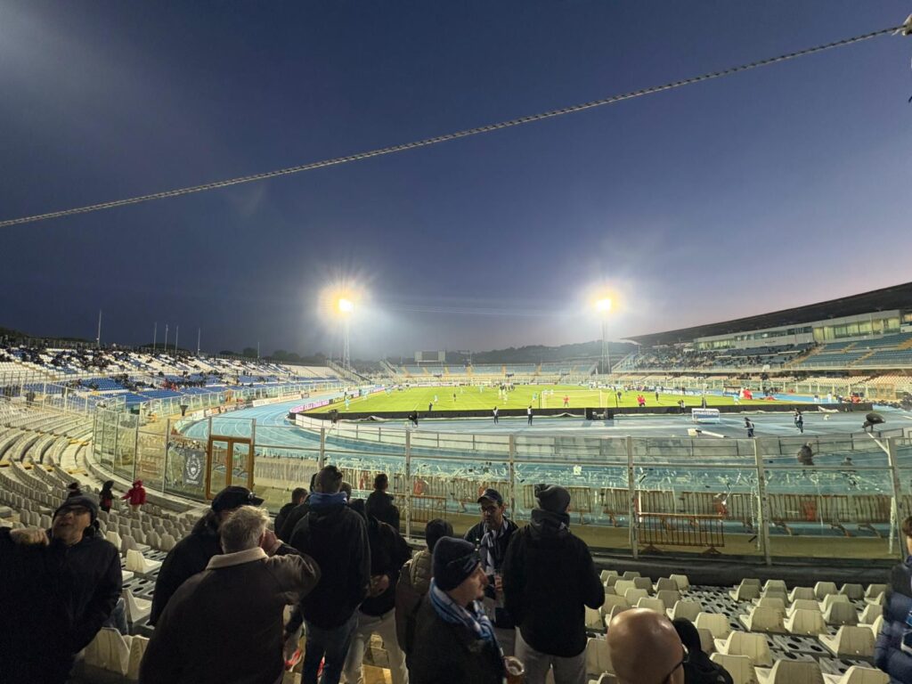Stadio Adriatico di Pescara in notturna con campo illuminato