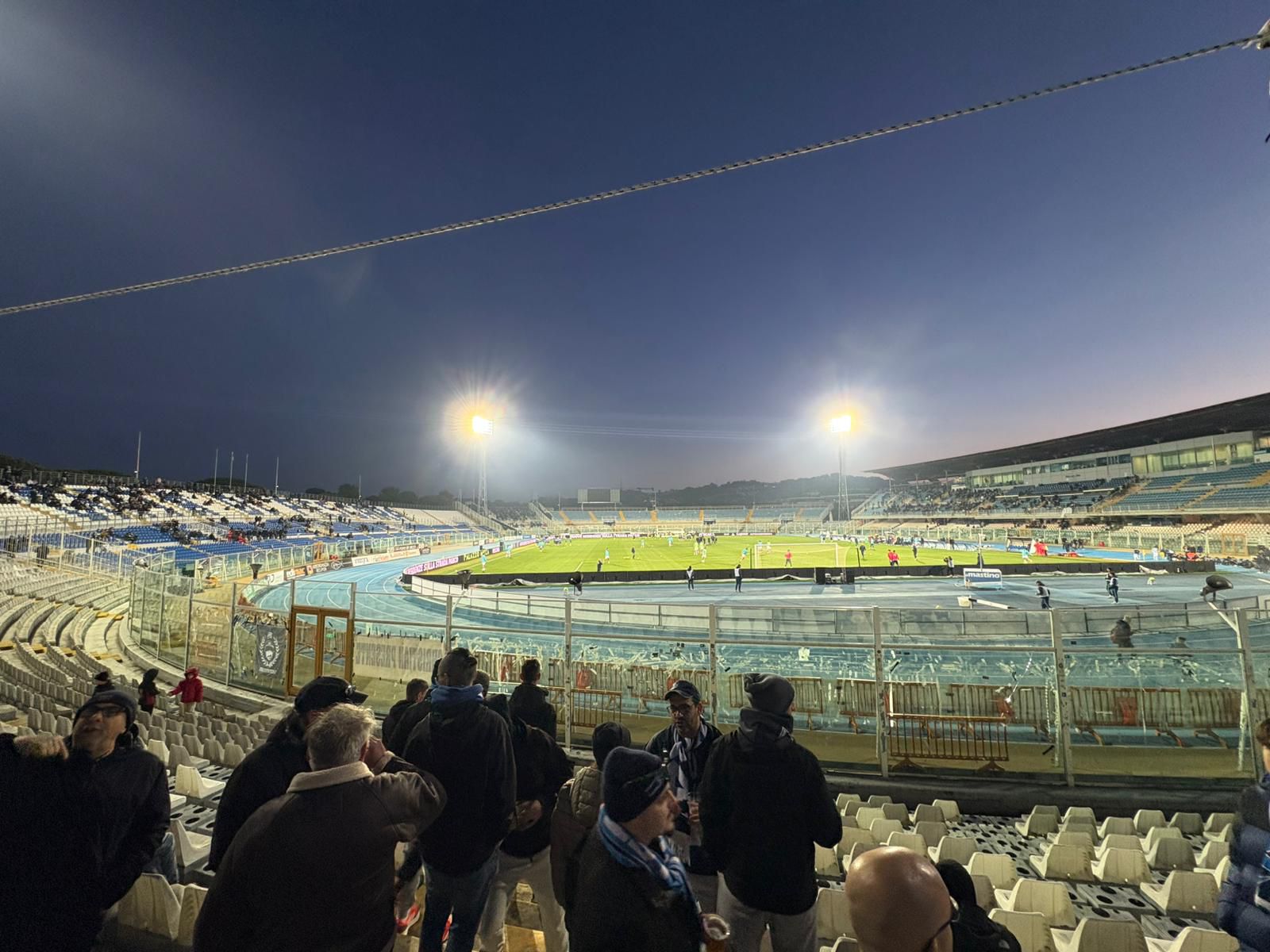 Stadio Adriatico di Pescara in notturna con campo illuminato